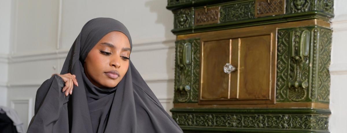 Le Jilbab : Un Vêtement Ample, Modeste et Élégant pour les Femmes Musulmanes